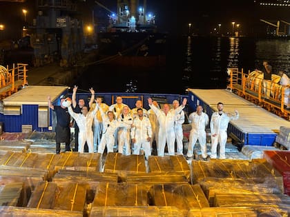 La tripulación de Solidaire celebra antes de que comience la descarga de la ayuda humanitaria