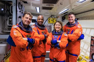 Por qué los astronautas de la misión Artemis II vestirán trajes naranjas