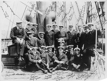 La tripulación del Endurance durante un alto en el puerto de Buenos Aires.