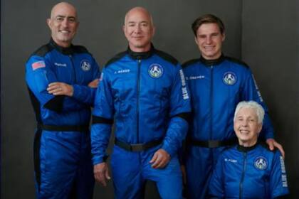 La tripulación del New Shepard (de izq. a der.): Mark Bezos, Jeff Bezos, Oliver Daemen, Wally Funk