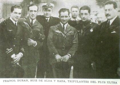 La tripulación del Plus Ultra estuvo integrada por cuatro españoles: el piloto y jefe de la expedición Ramón Franco, hermano menor de Francisco Franco; el también piloto Julio Ruiz de Alda, uno de los impulsores del proyecto; el aviador naval y navegante Juan Manuel Durán; y el mecánico Pablo Rada, el más joven del grupo. Tres eran pilotos militares y Rada el encargado técnico del aparato. (Foto: Wikipedia)