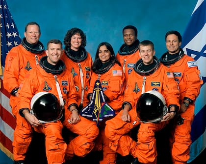 La tripulación del transbordador Columbia: los estadounidenses Rick Douglas Husband, William Cameron McCool, Michael P. Anderson, David McDowell Brown, Kalpana Chawla, Laurel Blair Salton Clark y el israelí Ilan Ramon.
