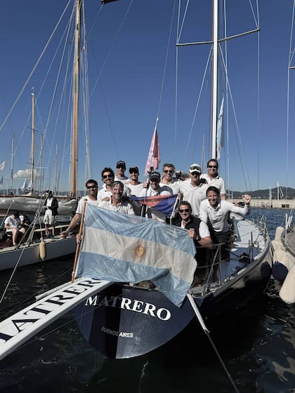 La tripulación del velero diseñado por Germán Frerso en representación del país.
