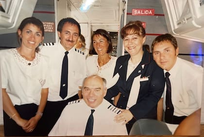 La Tripulación del vuelo 2734 de Austral: comandante Eduardo Perrotta, segundo comandante Gabriel Rolandelli, comisario Patricia Cruz y los auxiliares Bibiana Molina, Karina Esquivel y Maximiliano Malbo.