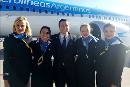 La tripulación del vuelo inaugural del cuarto Boeing 737 MAX 8 que se incorporó a la flota de Aerolíneas, en Mendoza