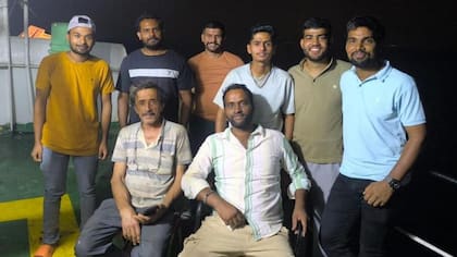 La tripulación feliz a bordo del buque Stratos tras su reflotamiento en mayo, luego de meses varado en el mar.