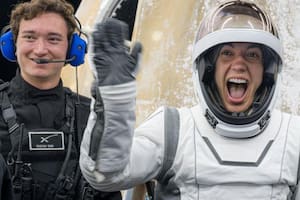 La tripulación pasó cinco días en el espacio y participó en la primera caminata espacial comercial.