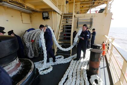 La tripulación prepara el amarre del Irízar