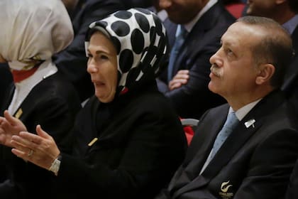La tristeza del primer ministro turco Tayyip Erdogan y su esposa, Ermine