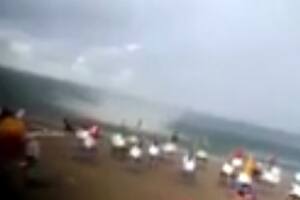 Una tromba marina se convirtió en tornado y cientos de turistas corrieron desesperados en una playa de México