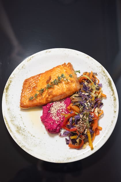 La trucha local se prepara con manteca negra y se sirve con verduras salteadas y quinoa.