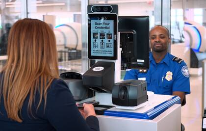 La TSA acepta otro tipo de documentos para viajar, no solo las identificaciones Real ID