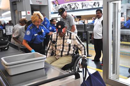 La TSA advierte que se permite el paso de sillas de ruedas y otros dispositivos de movilidad por el punto de control, pero no su ingreso a la cabina del avión