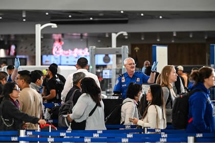 La TSA entrega al ICE varias veces por semana una lista de viajeros que se espera que pasen por los aeropuertos