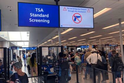 La TSA establece los estándares de seguridad y control en los aeropuertos de Estados Unidos