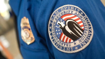 La TSA permite el uso de identificaciones vencidas hasta por dos años, pero solo si están entre las autorizadas oficialmente para volar