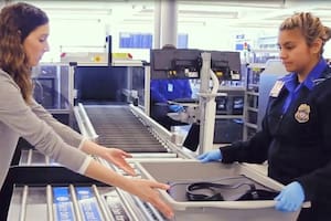 La TSA puede imponer multas a los pasajeros por cometer una infracción como llevar artículos prohibidos en el equipaje de mano