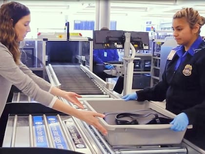 La TSA puede imponer multas a los pasajeros por cometer una infracción como llevar artículos prohibidos en el equipaje de mano