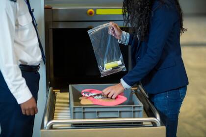 La TSA recomienda guardar la bolsa de líquidos en el bolsillo exterior para poder tomarla con mayor facilidad