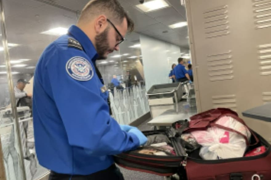 Trabaja de seguridad en un aeropuerto y explicó por qué todo el mundo usa  mal el candado en la valija - LA NACION