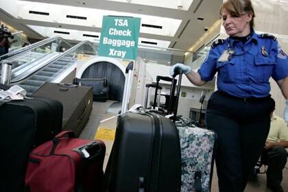 La TSA solo puede realizar registros administrativos para detectar artículos prohibidos, mientras que los registros con fines penales corresponden a agencias como el FBI o policías locales