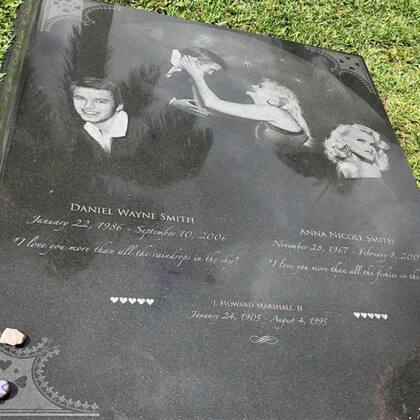 La tumba de Anna Nicole Smith y su hijo Daniel en Bahamas, donde también se encuentra una parte de las cenizas de Howard Marshall II