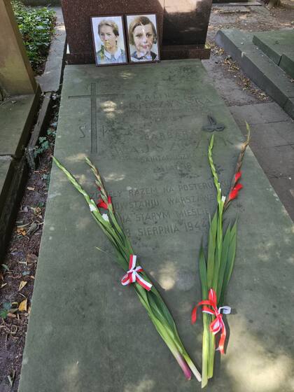 La tumba de Barbara Wajszczuk y una amiga en el Cementerio Militar de Varsovia, en una fotografía reciente