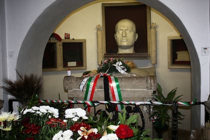 La tumba de Benito Mussolini se encuentra en su pueblo natal, Predappio; allí continua recibiendo algunos honores