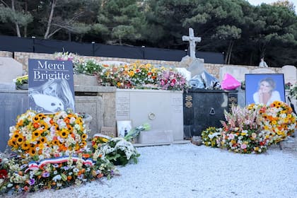 La tumba de Brigitte Bardot, en el Cementerio marino de Saint Tropez. Si bien la actriz había pedido ser enterrada en algún lugar de La Madrague, su refugio frente al Mediterráneo, finalmente su cuerpo fue depositado en el mausoleo de la familia "Mucel-Bardot". (Photo by Arnold Jerocki/Getty Images)