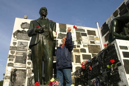 La tumba de Carlos Gardel, en el cementerio de la Chacarita