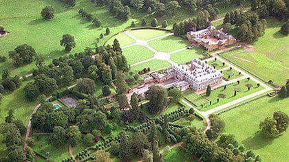 La tumba de Diana está en una pequeña isla dentro de los amplios jardines de Althorp House