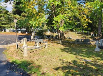 La tumba de Florence Bernardin Rees junto a su perro de hierro fundido, se encuentra en el cementerio de Hollywood, en Richmond (hollywoodcemetery)