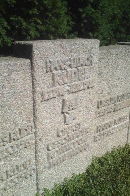 La tumba de Hans Rudel en Dornhausen