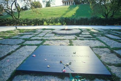 La tumba de J. F. K., en el cementerio de Arlington. 