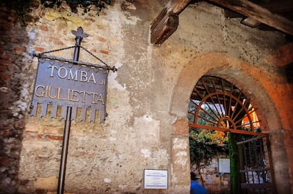 La tumba de Julieta en el convento San Francisco.