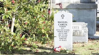La tumba de Manuel Cabeza solo tenía una pequeña placa hasta 2019, año en el que se le rindió homenaje y se le dedicó una lápida militar.