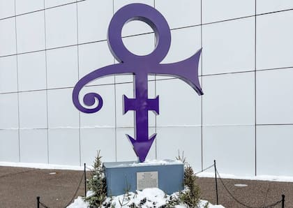 La tumba de Prince está decorada con el símbolo que adoptó para escapar de las discográficas