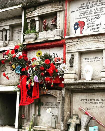 La tumba de Víctor Jara en Santiago se ha convertido en un lugar de peregrinaje para muchos amantes de la música y defensores de los derechos humanos