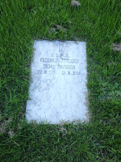 La tumba de Zichy Thyssen, a diez años de su muerte: sin flores, cubierta de pasto seco