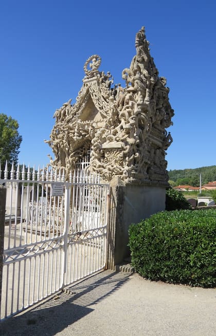 La tumba del cartero y su familia en una esquina del cementerio municipal.