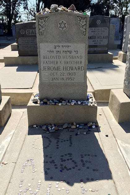 La tumba del cómico en el Home of Peace Cemetery