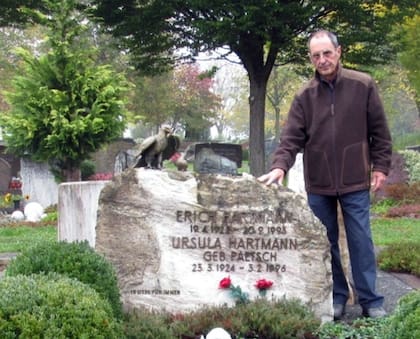La tumba del épico as de la Luftwaffe Erich Hartmann visitada por el capitán Philippi durante uno de sus viajes al país de sus ancestros, Alemania