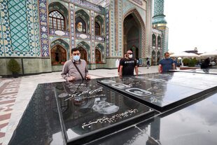 La tumba del Sr. Fakhrizadeh en el santuario Imamzadeh Saleh en Teherán.