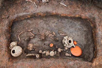 La tumba llamó la atención de los arqueólogos por la profusión de elementos encontrados, entre ellos grandes porciones de comida, vasijas de cerámica y "juguetes" (Denis Gliksman/Inrap)
