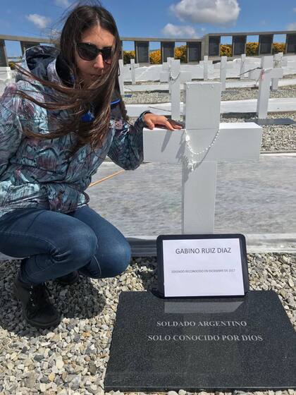 La tumba simbólica de Gabino Ruíz Díaz, en Darwin