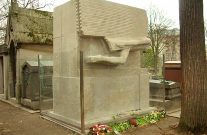 Escritor Oscar Wilde descansa en el cementerio parisino Père - Lachaise. 