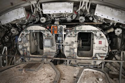 La tuneladora o TBM en con la que se construye el soterramiento del Sarmiento, tiene dos cámaras hiperbáricas de la parte delantera, similar a la que funcionan en los submarinos