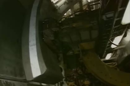 La tuneladora perfora el lecho marino a la vez que va colocando placas de hormigón como la de la foto