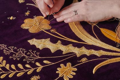 La túnica de Camilla tendrá lirios del valle bordados, la flor favorita de Isabel II