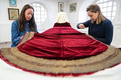 La túnica que lucirá Carlos III para llegar a la abadía de Westminster